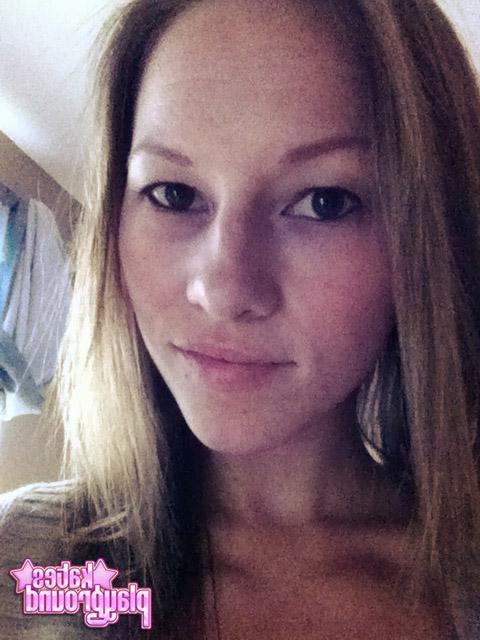 20P Kate fühlt sich zu Hause etwas ungezogen und macht Fotos von sich in heißen Yogahosen