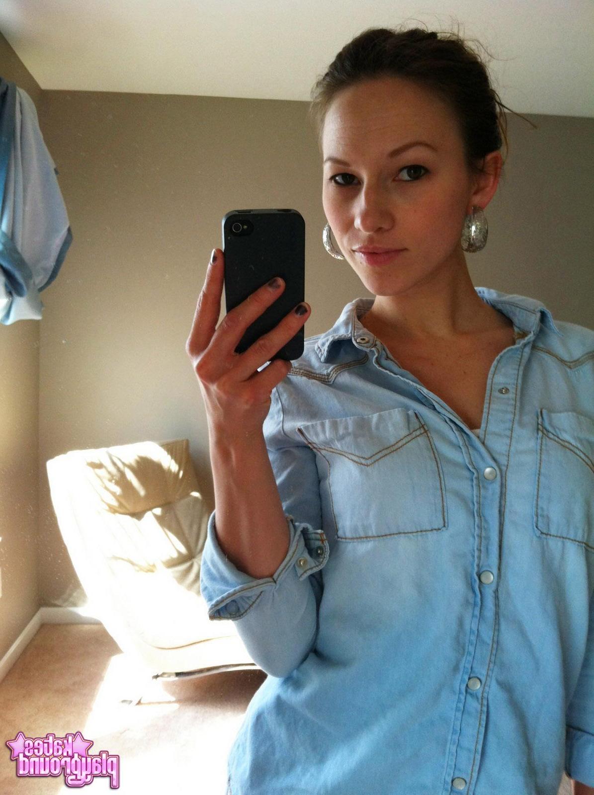 20P Kate fühlt sich zu Hause etwas ungezogen und macht Fotos von sich in heißen Yogahosen