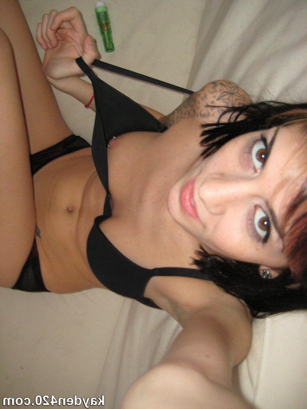 16P Pictures of Kayden 420 playing with her tight vagina