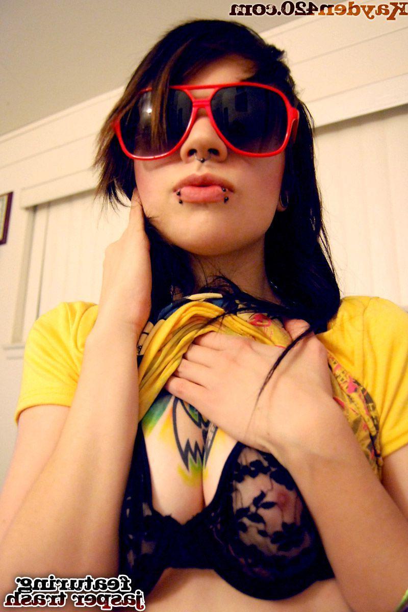 16P Pictures of Kayden 420 showing her juicy boobs