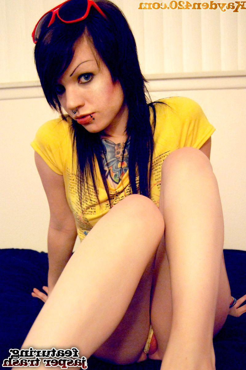 14P Pictures of teen girl Kayden 420 showing you her pussy