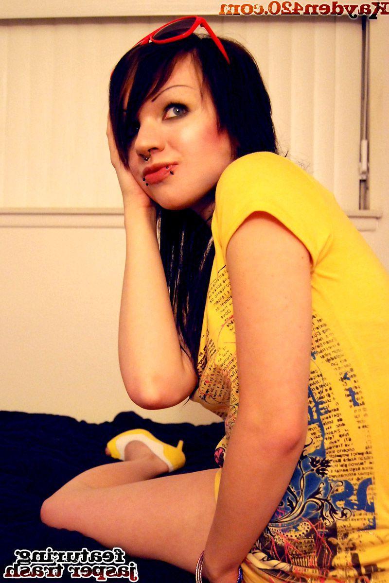 14P Pictures of teen girl Kayden 420 showing you her pussy