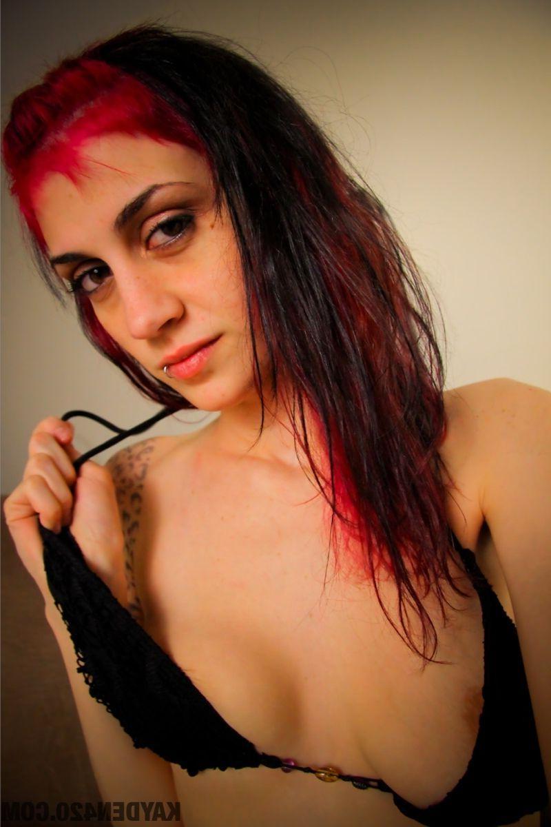 16P Pictures of teen hottie Kayden 420 playing with her hot pussy