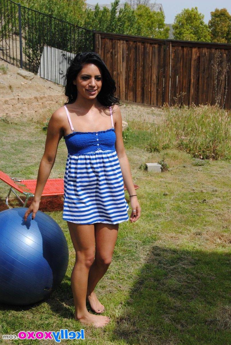 16P Pictures of teen chick Kelly XoXo being naked on her giant ball