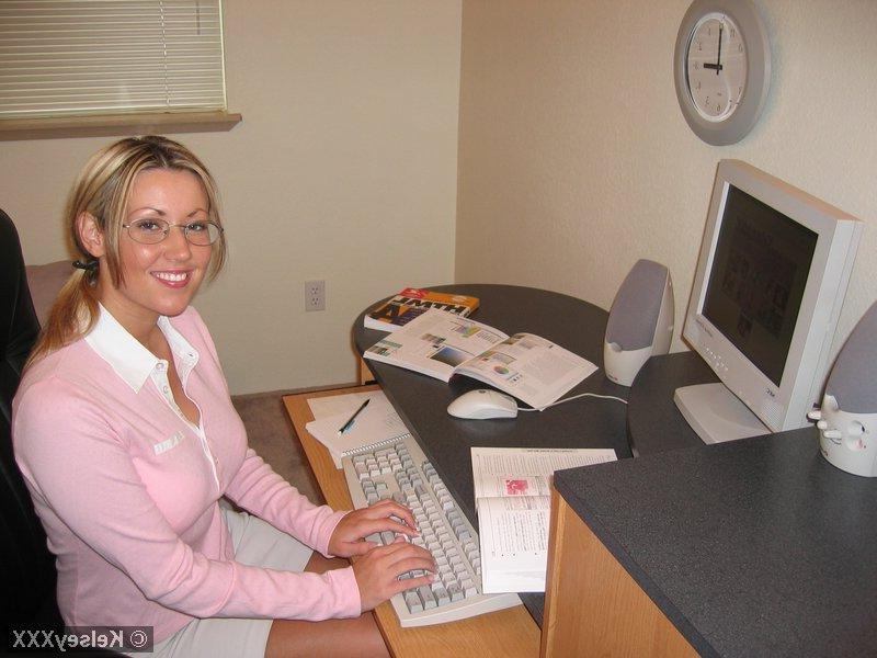 20P Pictures of Kelsey XXX getting naked for her boss