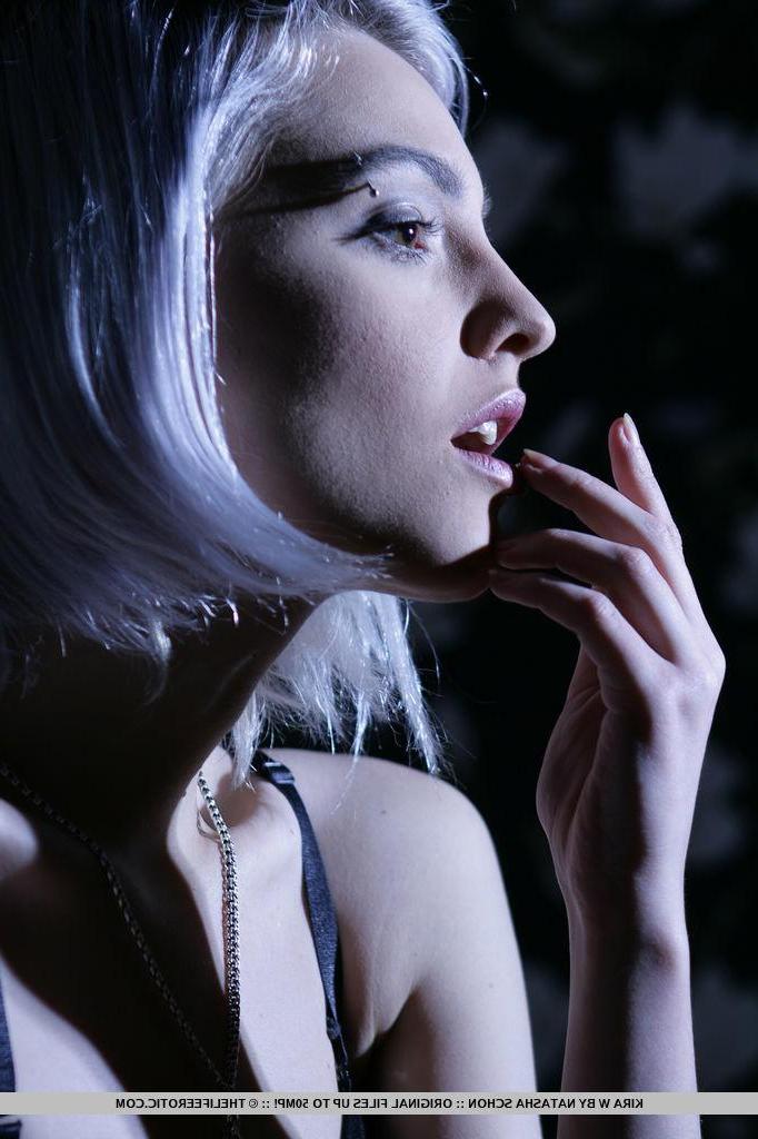 16P Blonde girl Kira W gets naughty with chains in "Twilight"