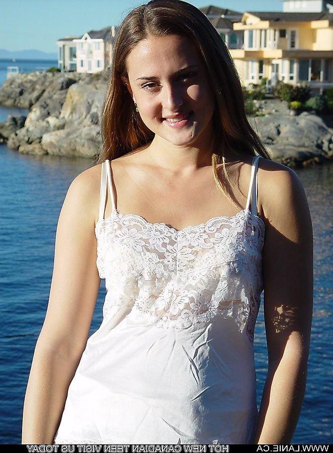 20P Pictures of Lanie.ca stripping outside