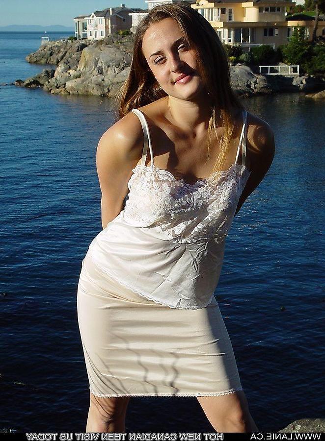 20P Pictures of Lanie.ca stripping outside