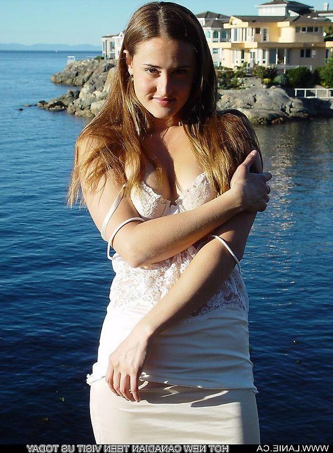 20P Pictures of Lanie.ca stripping outside