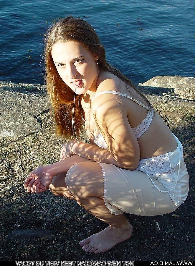 20P Pictures of Lanie.ca stripping outside