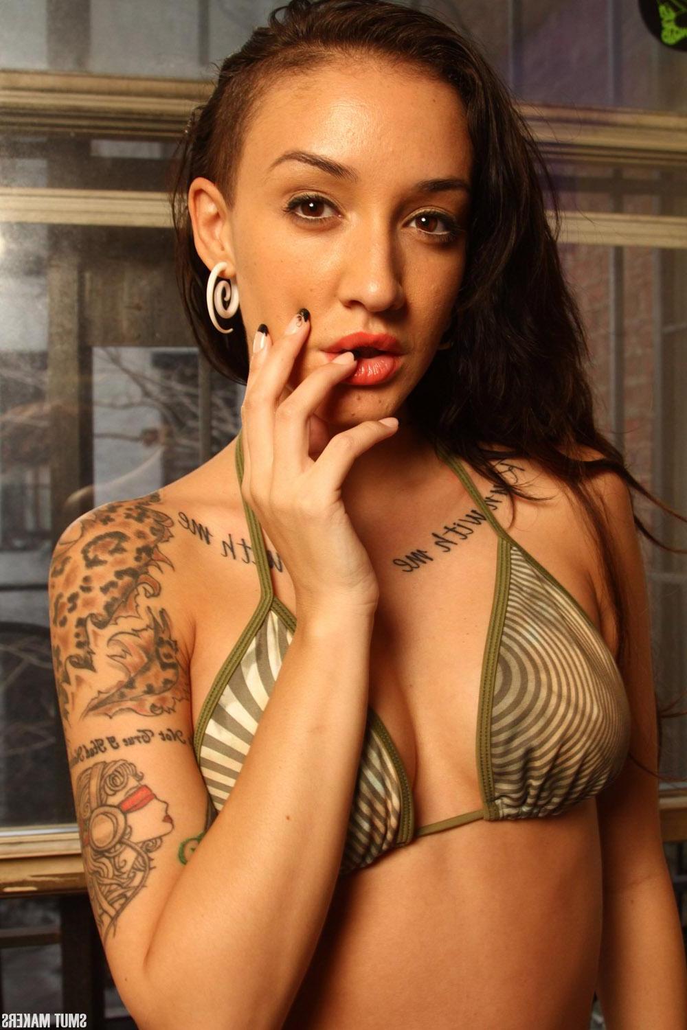 15P Sexy alt girl Lee Von Lux flashes in her skimpy string bikini