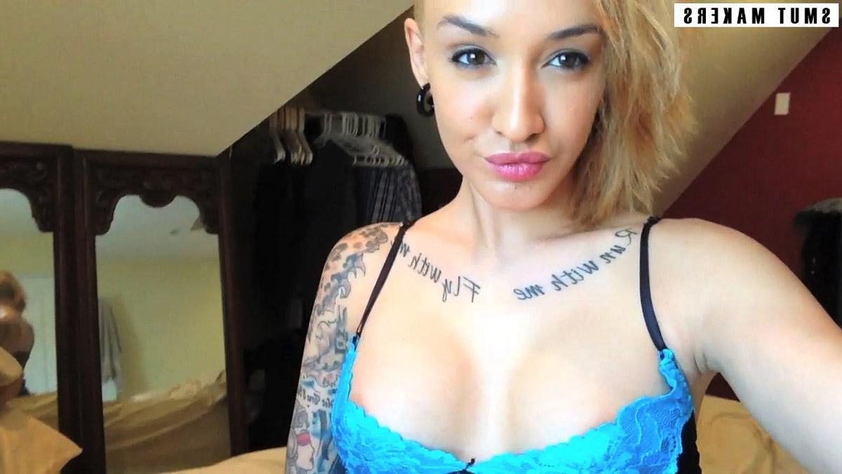 15P Alt girl Lee gets horny and takes some naked self pics in bed