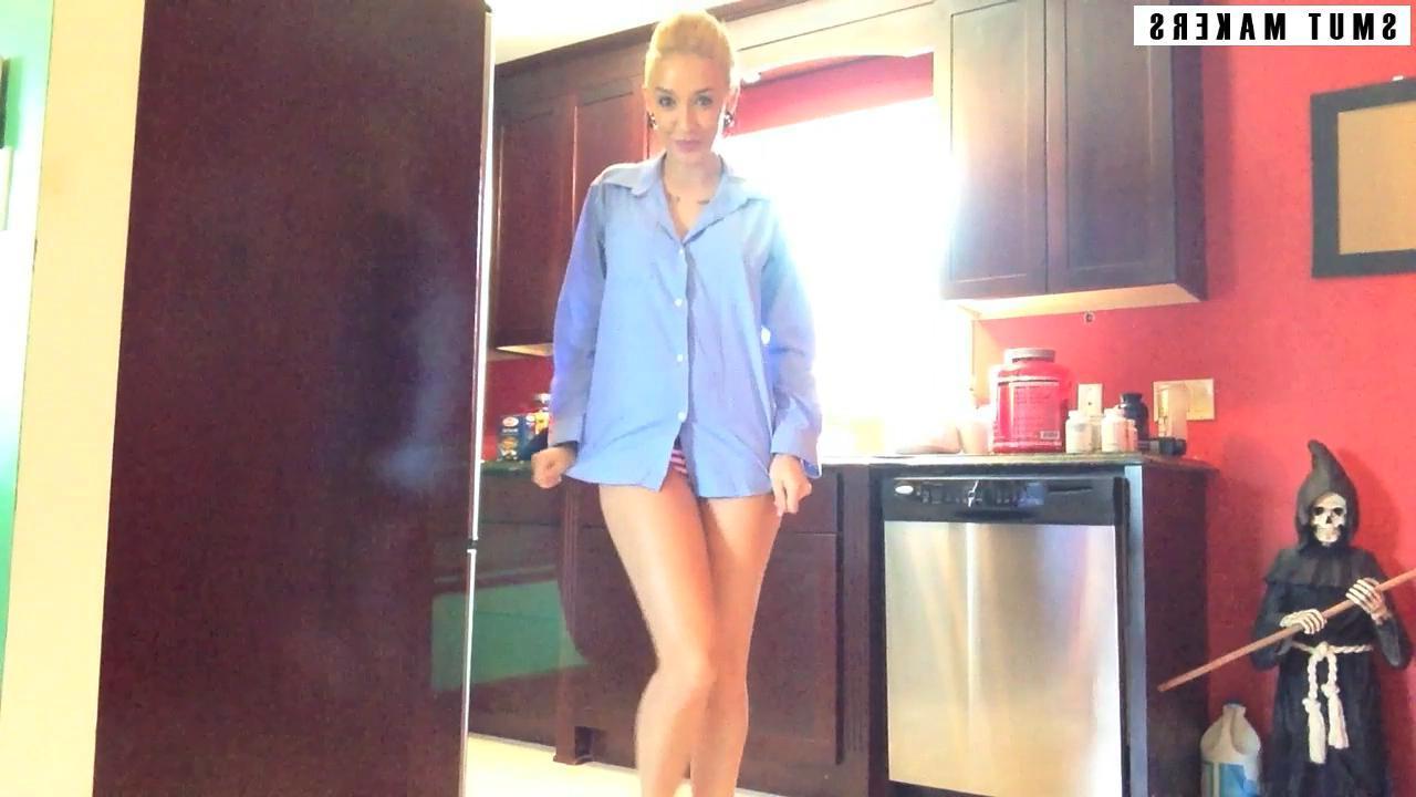 15P Hot alt girl Lee Von Lux shares some sexy selfpics