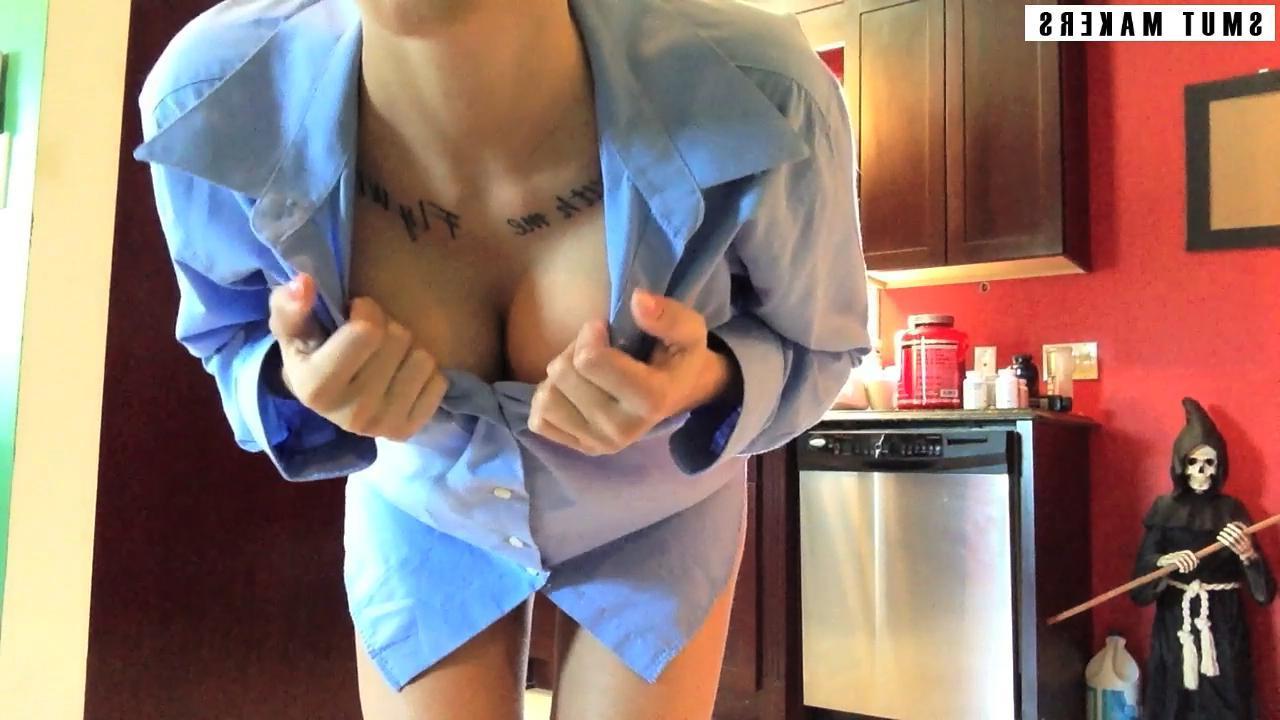 15P Hot alt girl Lee Von Lux shares some sexy selfpics