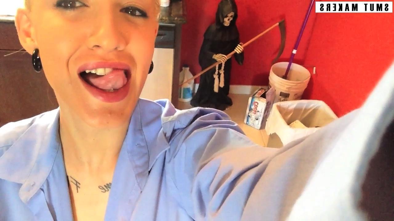 15P Hot alt girl Lee Von Lux shares some sexy selfpics