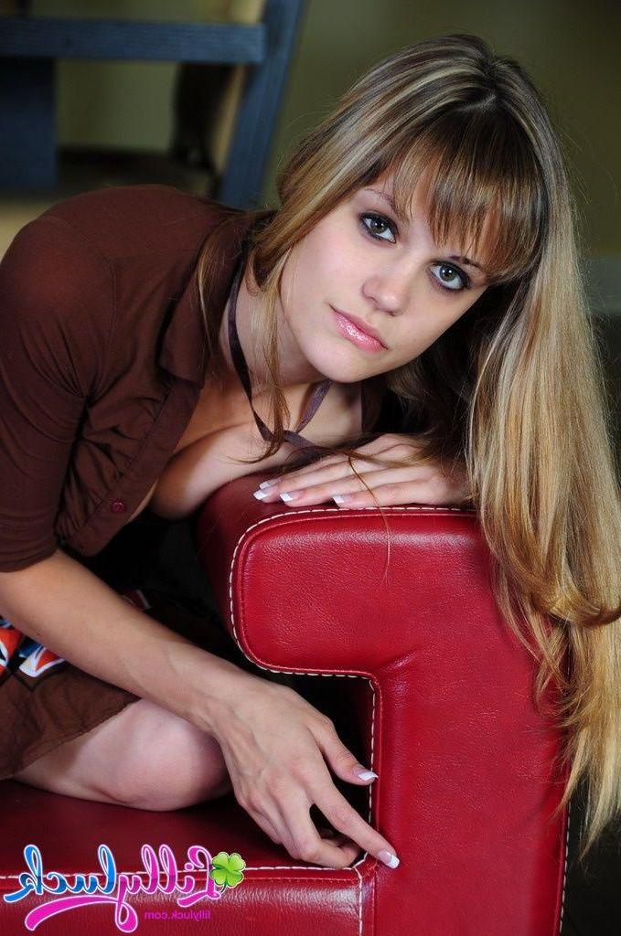 20P Pictures of Lilly Luck stripping naked for sex