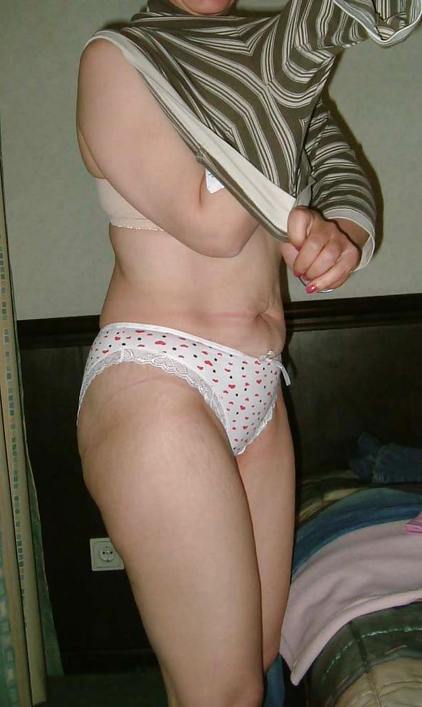 24P My horny english milf loves to show