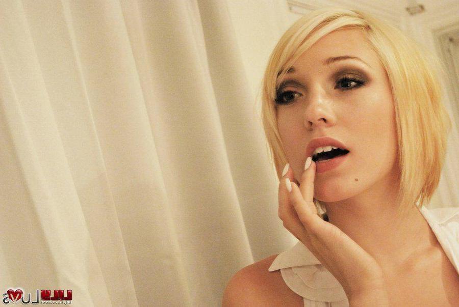 16P Pictures of teen Lily Luvs stripping after class