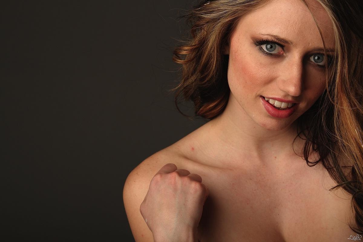 15P Busty babe Lily Xo teases with whipped cream