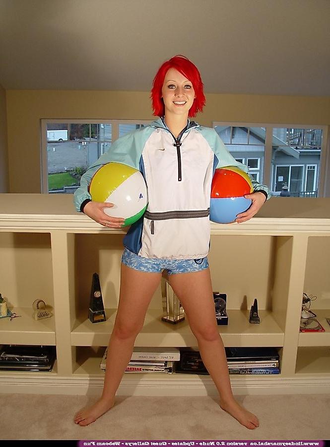 20P Pictures of teen amateur Lindsey Marshal naked with a beach ball