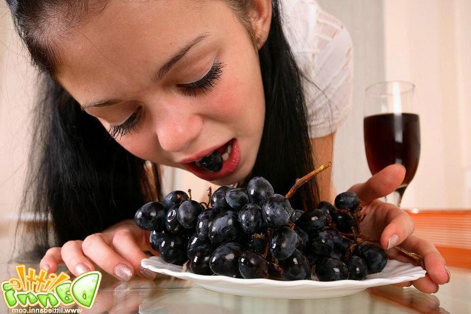 19P Pictures of teen star Little Danni stripping and eating