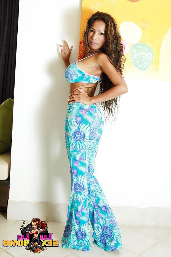 20P Pictures of teen Lulu Sexbomb stripping for your pleasure