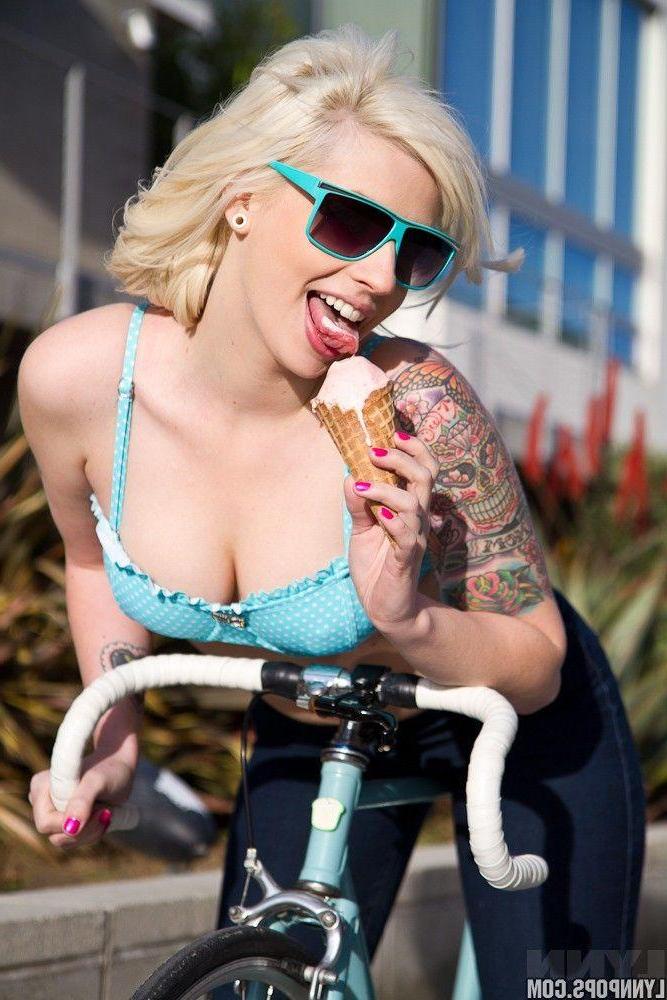 15P Pictures of Lynn Pops teasing with her feet and an ice cream cone