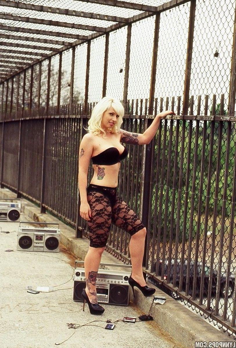 15P Pictures of Lynn Pops teasing with her feet and an ice cream cone