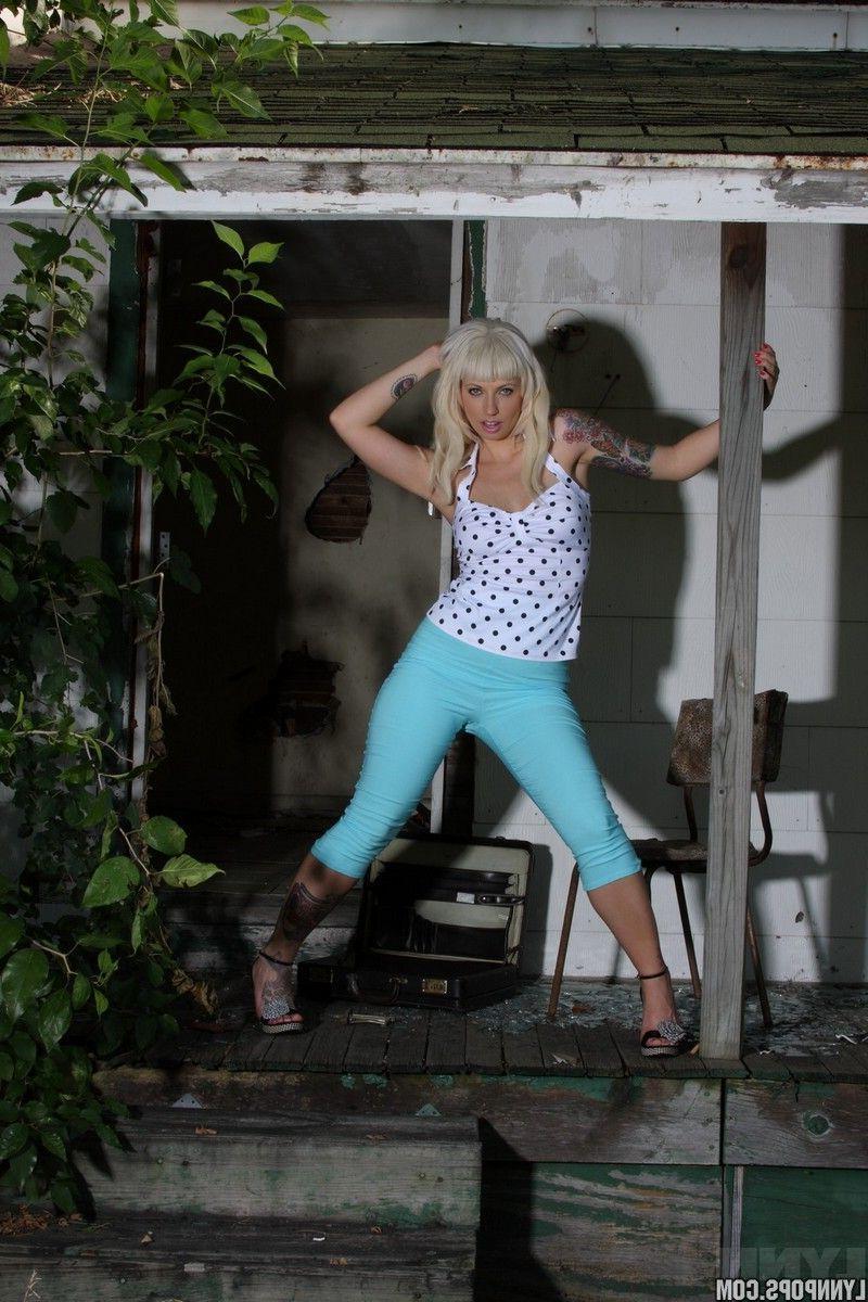 15P Pictures of Lynn Pops getting naked in the garden