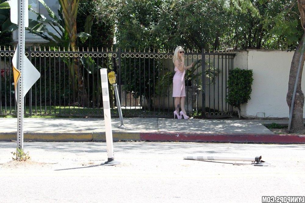 15P Pictures of teen model Lynn Pops eating pussy outside