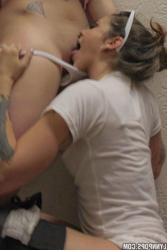 15P Pictures of teen model Lynn Pops eating pussy outside