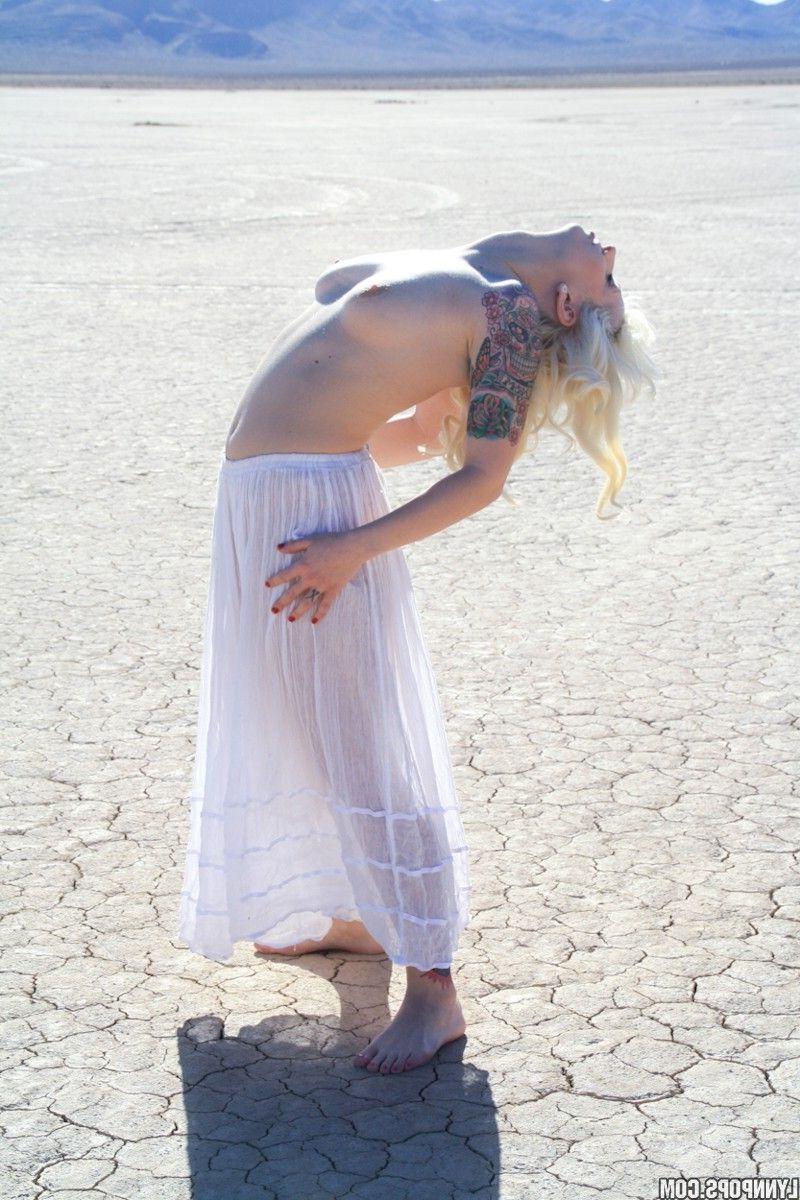 15P Pictures of Lynn Pops showing her tits and pussy outside