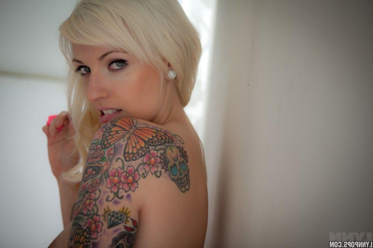 15P Pictures of teen girl Lynn Pops totally nude and horny for you