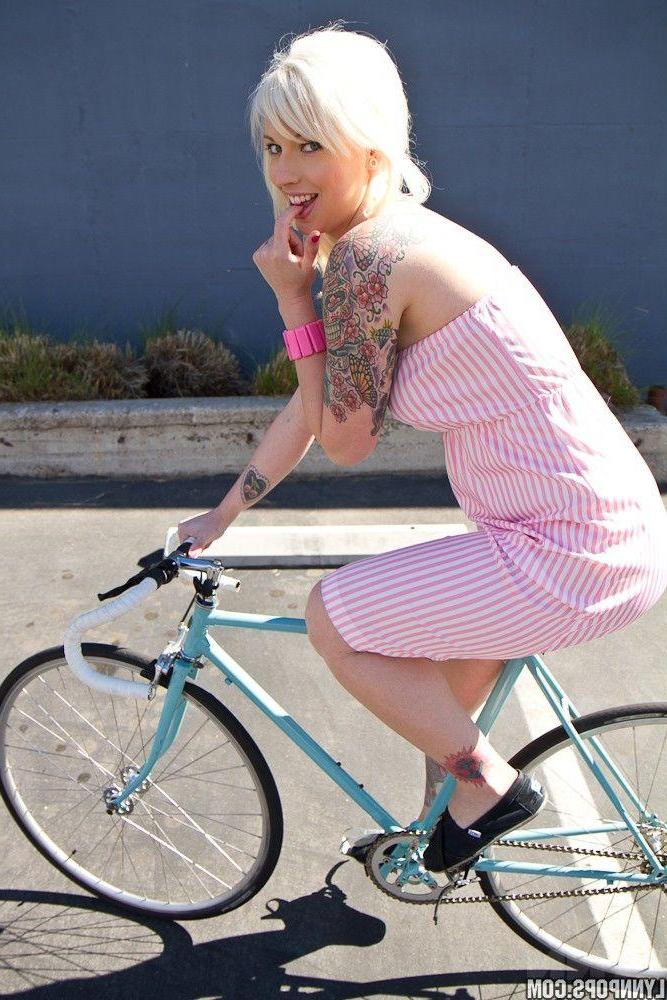15P Pictures of Lynn Pops showing her boobs outside