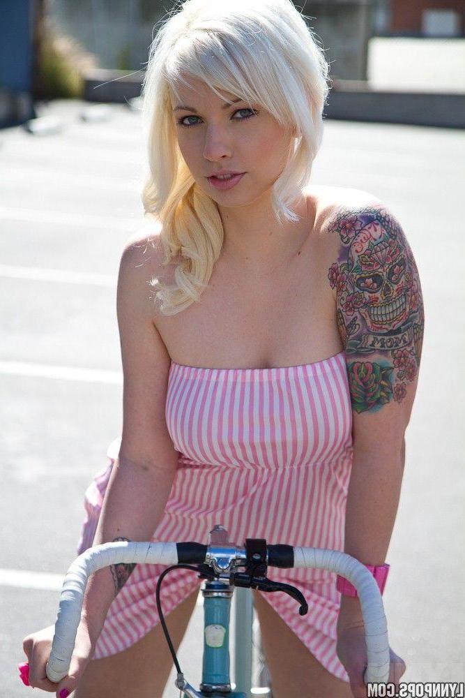 15P Pictures of Lynn Pops showing her boobs outside