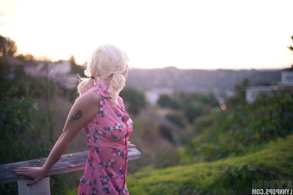 15P Pictures of teen hottie Lynn Pops being a hot pin-up outside