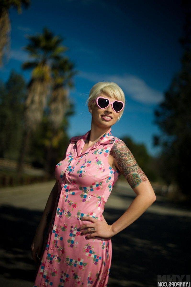 15P Pictures of teen hottie Lynn Pops being a hot pin-up outside