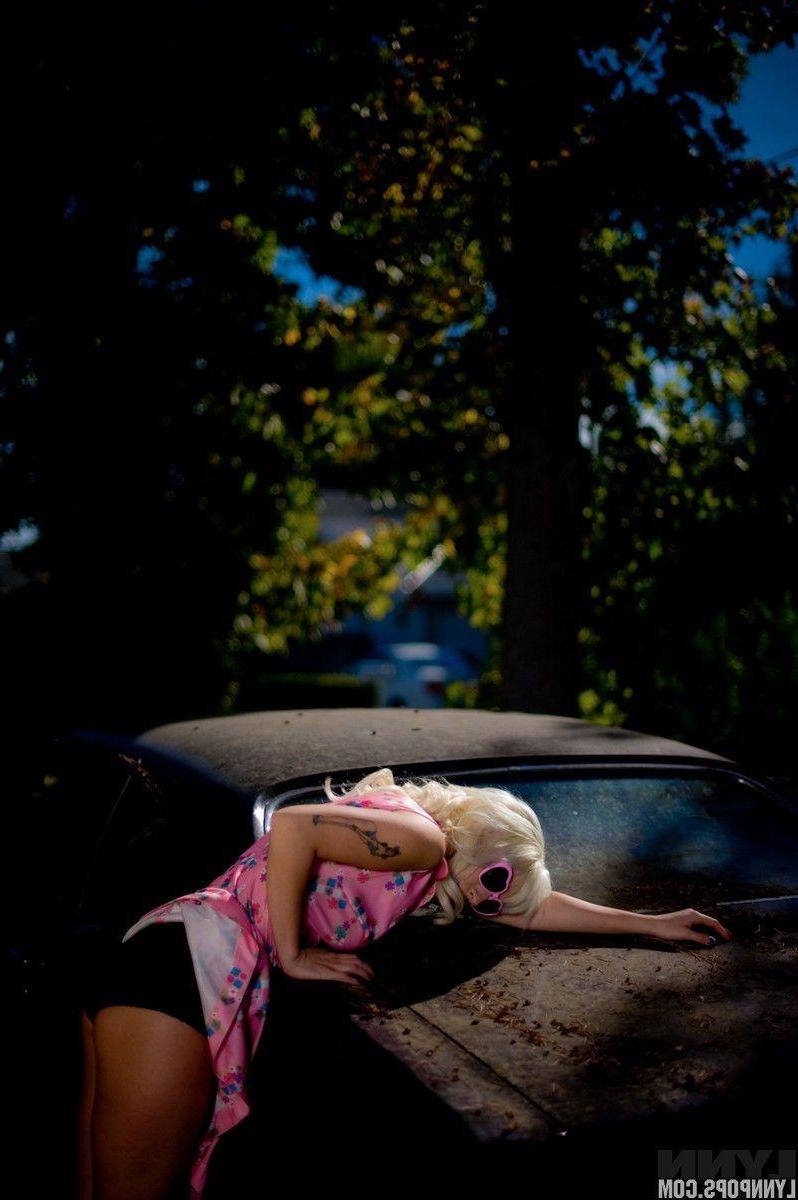 15P Pictures of teen hottie Lynn Pops being a hot pin-up outside