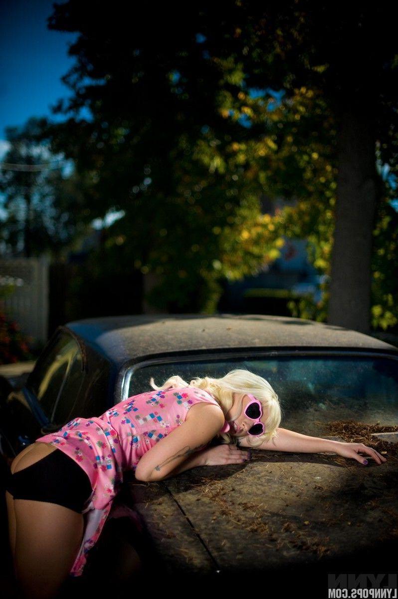 15P Pictures of teen hottie Lynn Pops being a hot pin-up outside