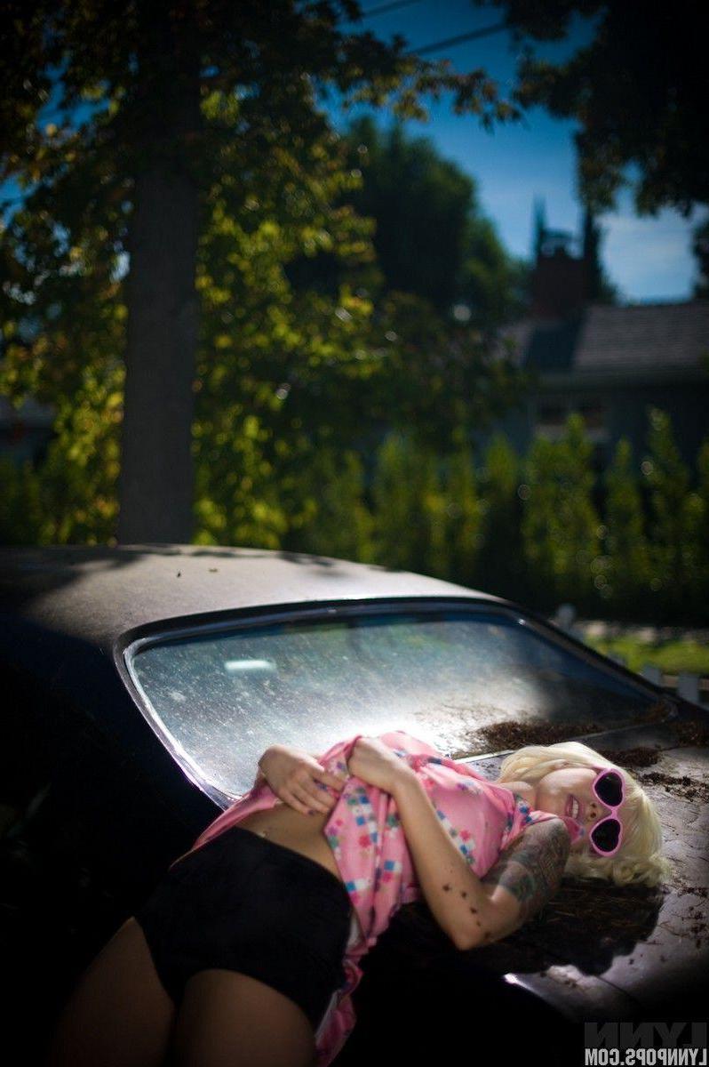 15P Pictures of teen hottie Lynn Pops being a hot pin-up outside