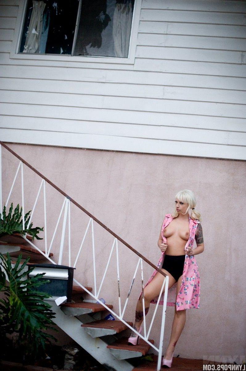 15P Pictures of teen hottie Lynn Pops being a hot pin-up outside