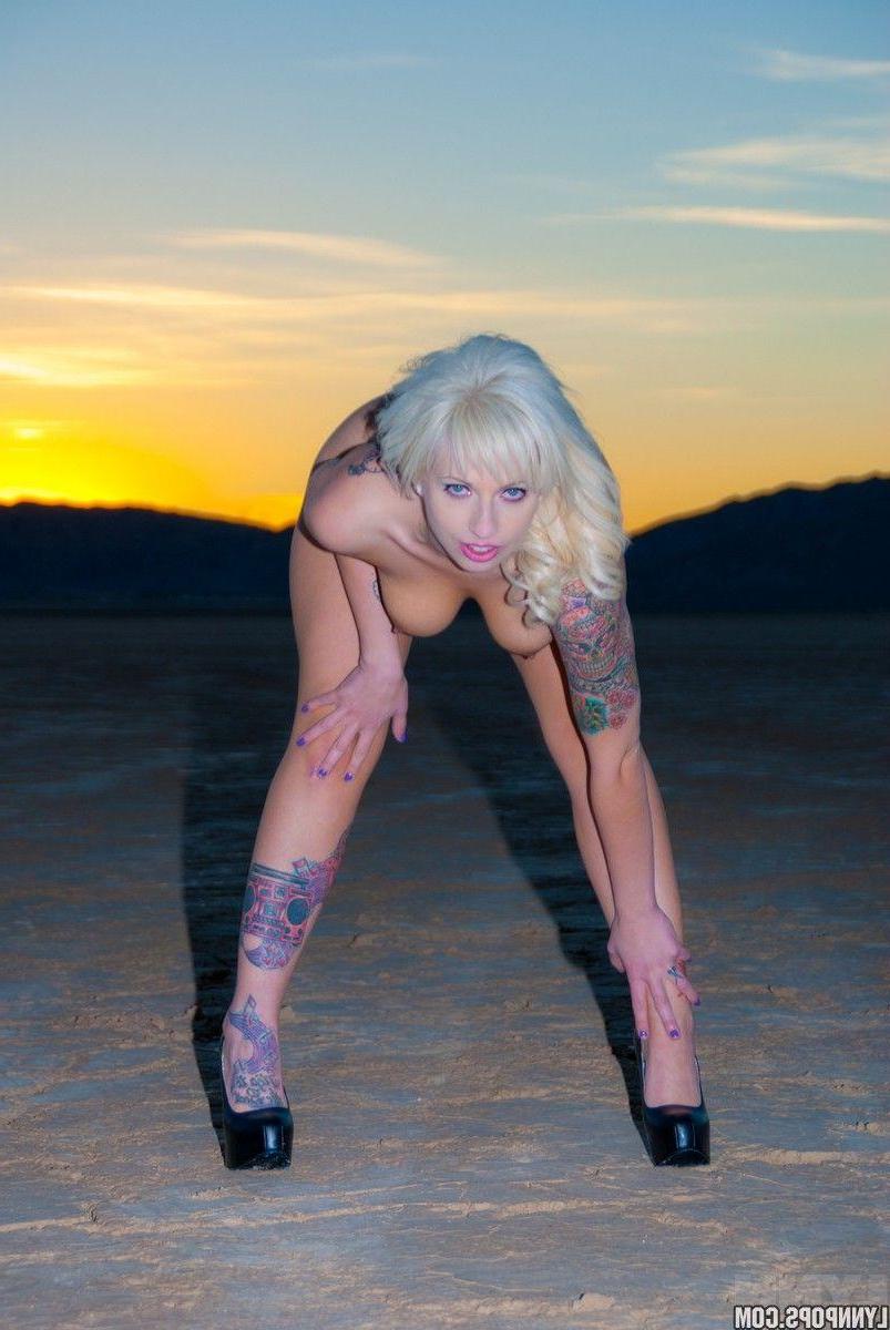 15P Pictures of teen girl Lynn Pops naked and horny outside