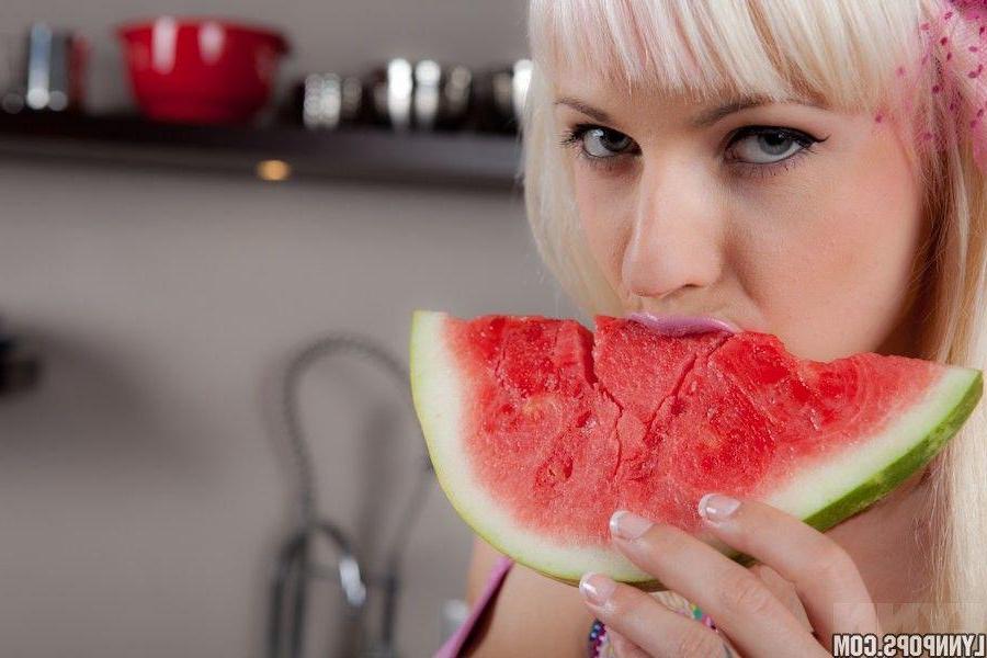 15P Pictures of Lynn Pops getting kinky with the watermelon