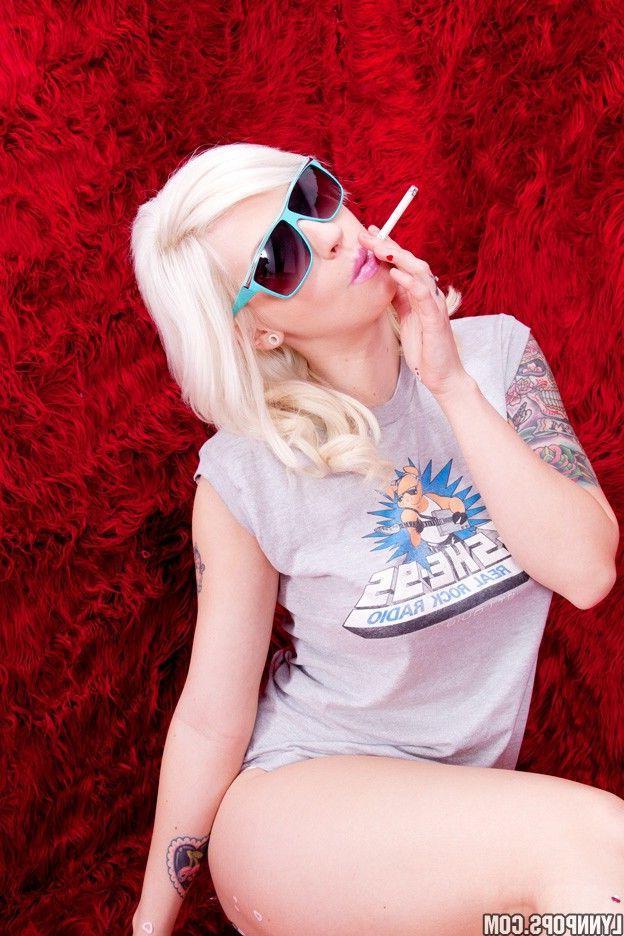 15P Pictures of teen hottie Lynn Pops giving you a hot valentine