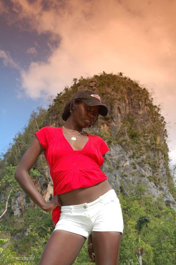 16P Ebony girl Maria L strips naked outside