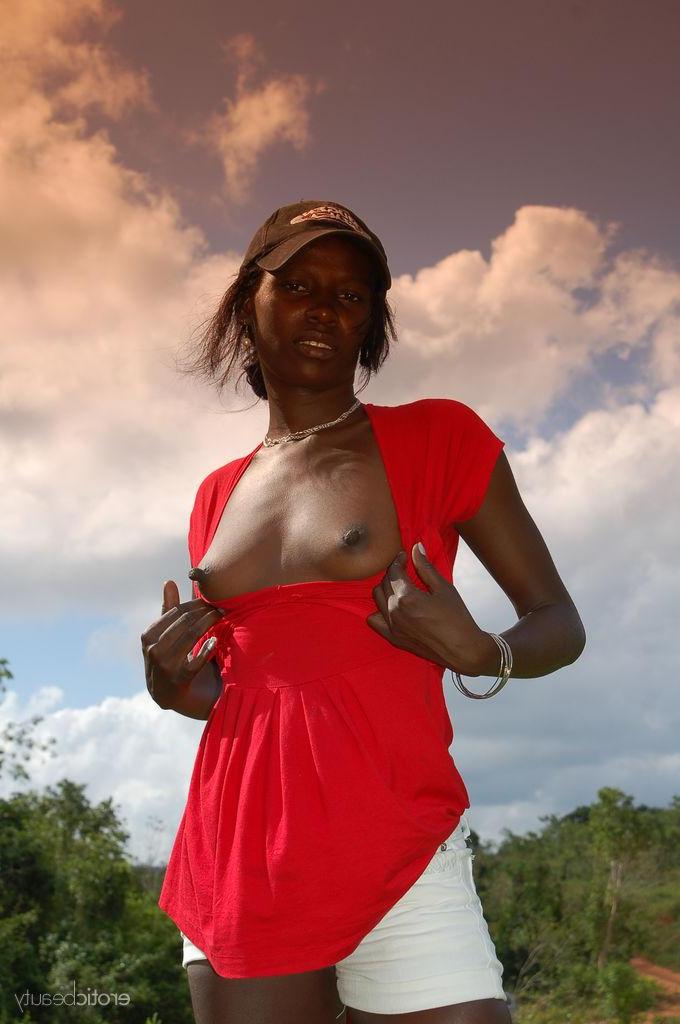 16P Ebony girl Maria L strips naked outside