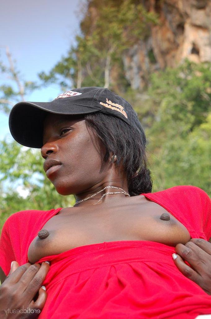 16P Ebony girl Maria L strips naked outside