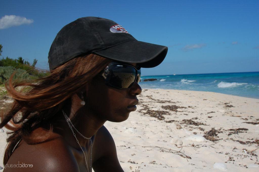 16P Ebony girl Maria L offers you her wet pussy on a beach