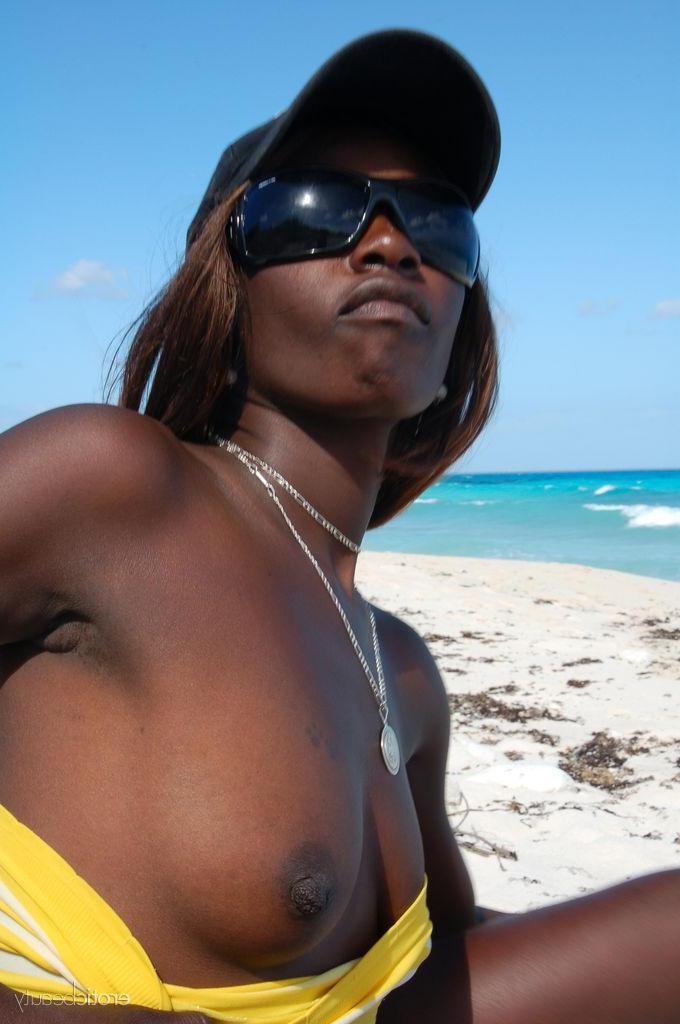 16P Ebony girl Maria L offers you her wet pussy on a beach