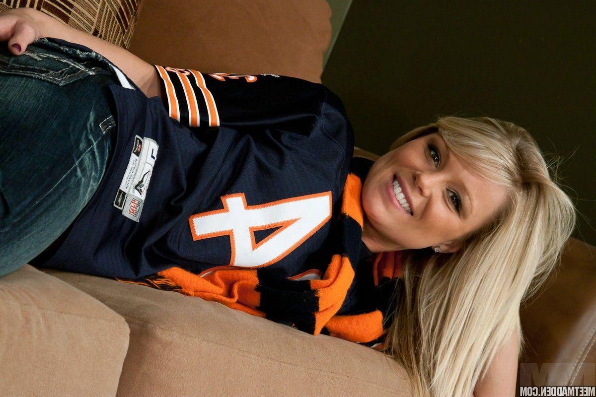 15P Pictures of teen girl Meet Madden playing with a ball